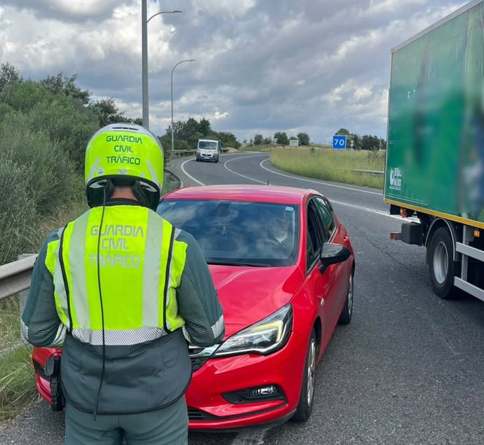 La Guardia Civil detecta más de 200 conductores utilizando el móvil en una semana en Baleares