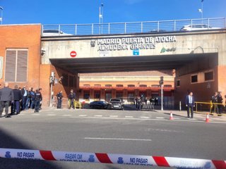 Pedro Sánchez sale en coche tras su visita al centro de control 24 horas de Adif.
