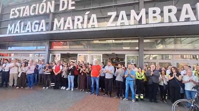 Acto cinco minutos de silencio en la puerta de la estación de tren de Málaga.