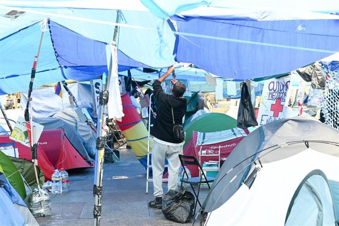 Acampada por la vivienda, en la Puerta del Sol, a 18 de octubre de 2026, en Madrid (España). Metro de Madrid reabrió a las 22:00 horas de ayer sábado 17 de octubre la estación de Sol, que había permanecido cerrada desde las 12:15 horas de este viernes 16 