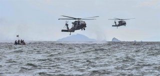 Archivo - August 26, 2025, Seoul, SOUTH KOREA: Aug 28, 2025-Seoul, South Korea-ROK and USA special warfare force members take part in a joint dill near western sea shore in Seosan, South Korea. South Korea and the United States wrapped up their major join