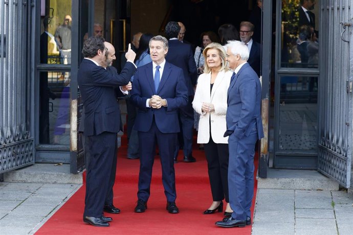 Archivo - El presidente del Partido Popular, Alberto Núñez Feijóo, y la Presidenta de la Fundación CEOE, Fátima Báñez,  en el 40º aniversario de la creación de la “Fundación CEOE” en el Teatro Real de Madrid, a 20 de noviembre de 2025, en Madrid (España).