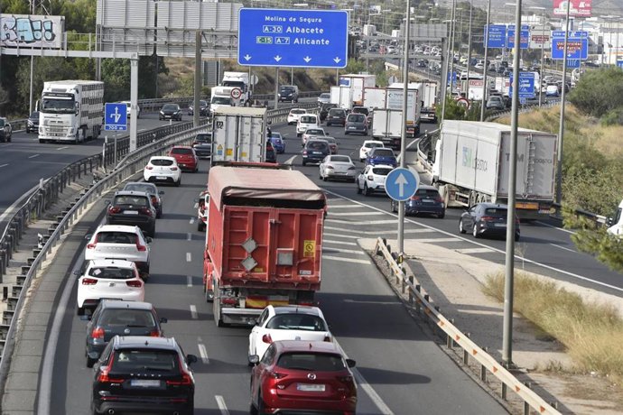 Archivo - Varios vehículos circulan por la Autovía del Mediterráneo o A-7