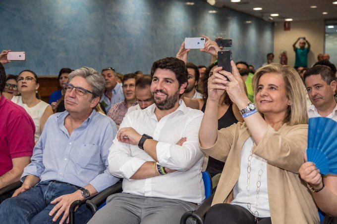 López Miras lamenta el fallecimiento de Fátima Báñez: "Una mujer incansable, inteligente y cercana"
