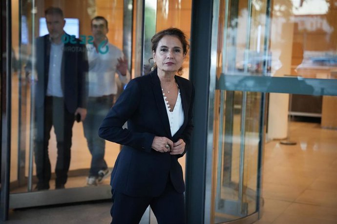 La secretaria general del PSOE-A y portavoz del Grupo Socialista, María Jesús Montero, durante la capilla ardiente de Alfredo Sánchez Monteseirín en el Tanatorio de la SE-30, a 26 de octubre de 2026 en Sevilla (Andalucía, España).