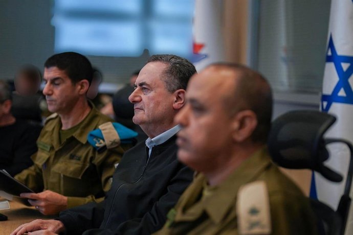 Archivo - El ministro de Defensa israelí, Israel Katz (centro), durante una reunión en el marco de la ofensiva lanzada el 28 de febrero por Estados Unidos e Israel contra Irán