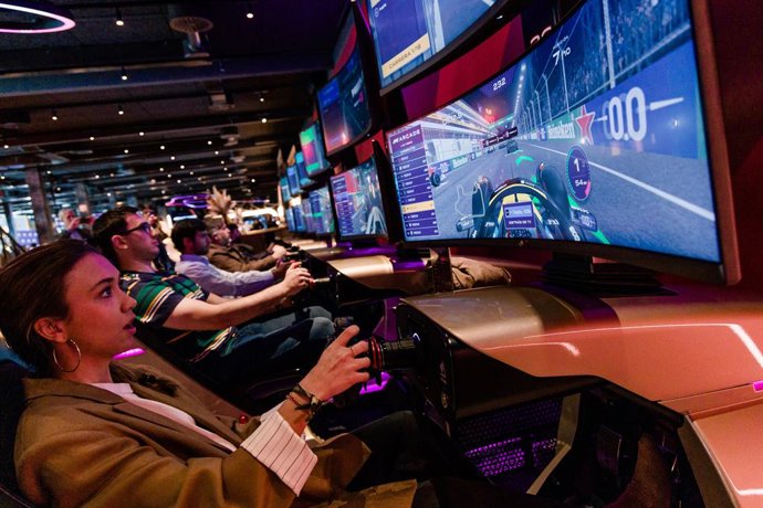 Archivo - Arquivo - Instalações do F1 Arcade Madrid, durante sua inauguração oficial, em 14 de abril de 2026, em Madri (Espanha). Cerimônia de inauguração nas instalações do F1 Arcade Madrid, no Paseo de la Castellana, onde autoridades municipais e respon