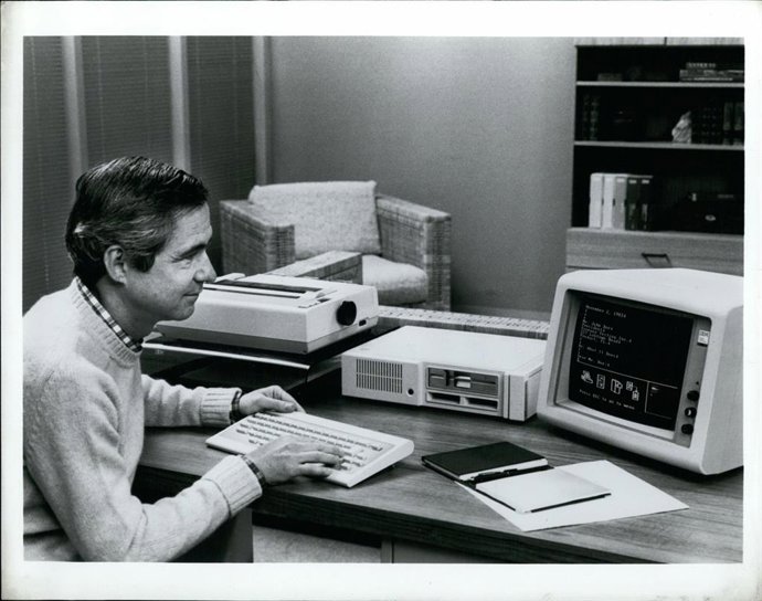 Archivo - 1981 - IBM aprende a codificar programas para programadores, ordenador de sobremesa, disco duro, impresora e interfaz DOS.