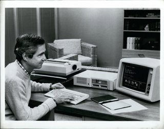 Archivo - 1981 - IBM learn code program programmer desktop hard drive printer interface DOS