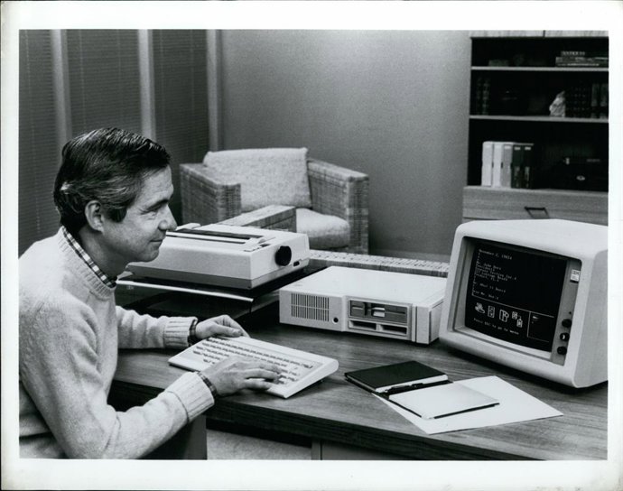 Archivo - Arquivo - 1981 - IBM, programa de aprendizagem de programação, programador, desktop, disco rígido, impressora, interface, DOS