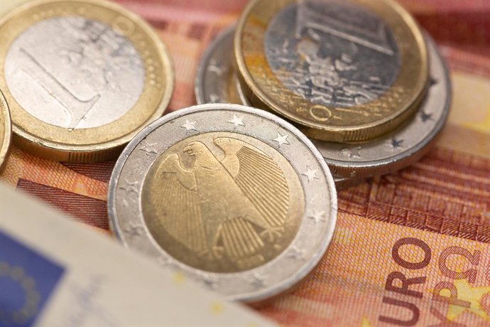 Archivo - El euro ronda mínimos de junio de 2025 tras la salida anticipada de Lagarde y la pausa del BCE.