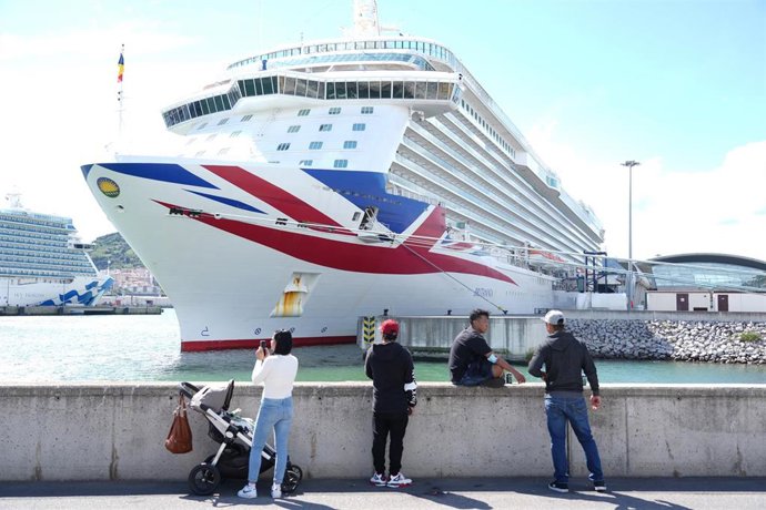 Archivo - Varias personas frente a un crucero en Getxo (Bizkaia)