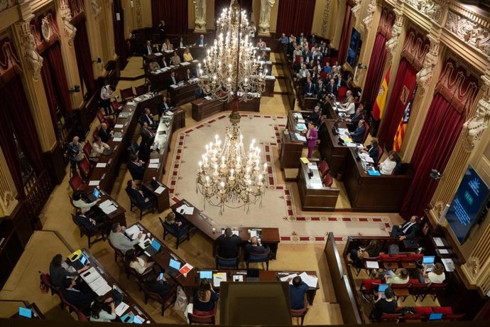 Vista general de un pleno del Parlament