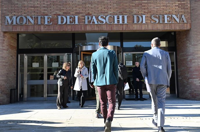 Gente entrando en la sede de Banco Monte dei Paschi di Siena (MPS) en día de su junta de accionistas