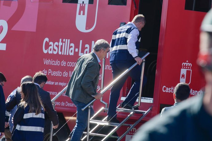 El presidente del PP, Alberto Núñez Feijóo, y el presidente de Castilla-La Mancha, Emiliano García-Page, durante una visita el puesto de mando avanzado habilitado por el accidente ferroviario este jueves en Urda (Toledo).