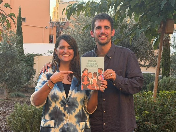 Los periodistas y autores del libro, Sara Barrera y David Martínez, sujetando el libro.