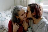 Foto: El 62,8% de los familiares cuidadores cree que su labor afecta a su salud mental y física, según un estudio de Cinfa