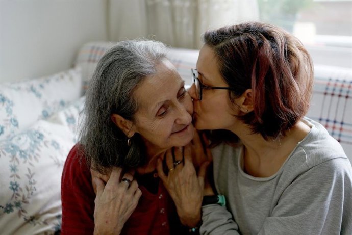 El 62,8% de los familiares cuidadores cree que su labor afecta a su salud mental y física, según un estudio de Cinfa