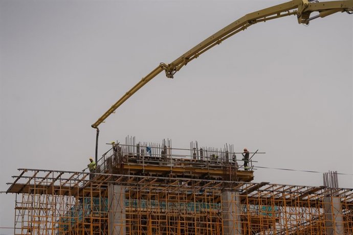 Archivo - Viviendas en construcción en Barcelona