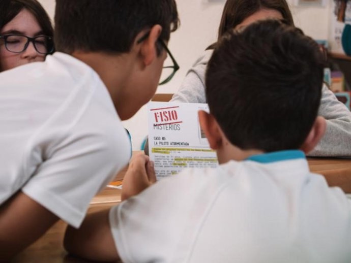 El director de Innovación y Ordenación Educativa, Fabián Martín, y la directora de Cuidados de Enfermería de Atención Primaria del Servicio Riojano de Salud, Victoria Musitu, visitan el Divino Maestro para presentar la campaña de hábitos saludables