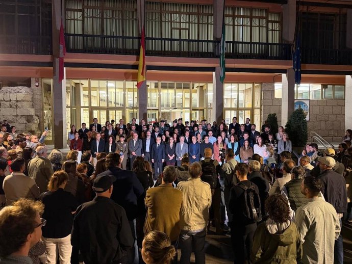 Minuto de silencio en las puertas del Ayuntamiento de Córdoba por las víctimas del siniestro ferroviario de Urda (Toledo), con 74 fallecidos.