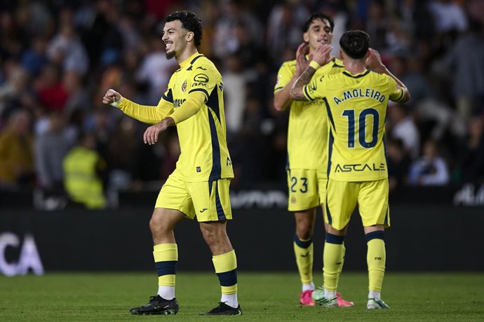 Georges Mikautadze celebra un gol amb el Vila-real CF davant del València Cf.