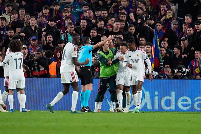 Imagen de la celebración del Real Madrid cerca de la grada Gol 1957 durante el Clásico de LaLiga EA Sports