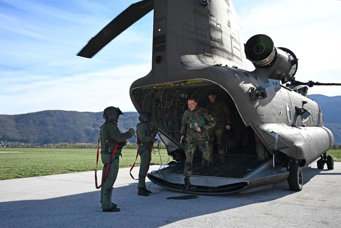 Archivo - 09 April 2026, Bosnia-Herzegovina, Sarajevo: Lieutenant General Christian Freuding (C), Inspector General of the German Army, steps out of a Boeing CH-47 Chinook helicopter during a visit to the German contingent of EUFOR Althea. The EU force mo