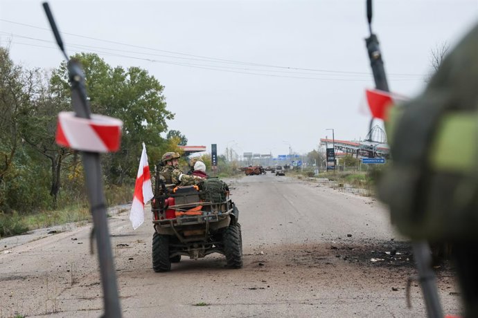 RÚSSIA, REGIÃO DE KHERSON – 27 DE OUTUBRO DE 2026: Engenheiros de combate das Forças Aerotransportadas russas, pertencentes ao Grupo de Forças Dnepr, realizam a remoção de minas na estrada para abrir um corredor humanitário até a cidade de Alyoshki, na li