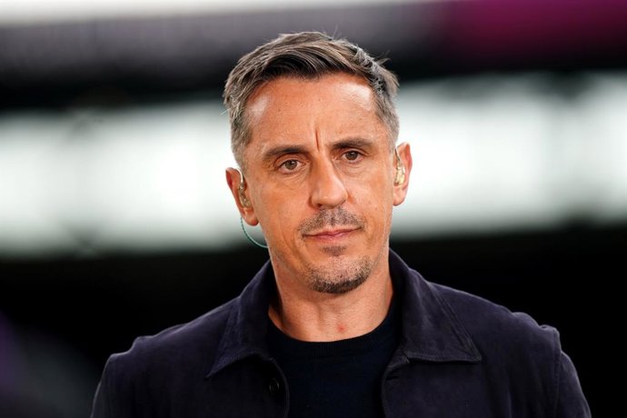 Archivo - FILED - 21 May 2025, United Kingdom, Burnley: English commentator and former coach Gary Neville is pictured before the English Premier League soccer match between Burnley and Manchester City. Neville does not believe Manchester United deserve a 