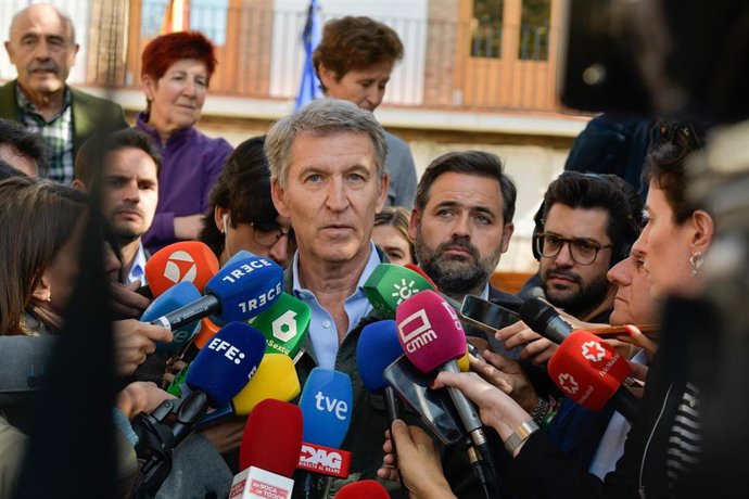El presidente del PP, Alberto Núñez Feijóo, atiende a los medios durante una visita el puesto de mando avanzado habilitado por el accidente ferroviario, a 29 de octubre de 2026, en Urda, Toledo, Castilla-La Mancha (España). 
