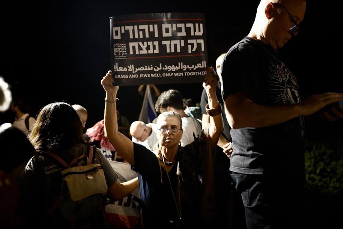 Manifestantes solicitan un gobierno de coalición con partidos árabes a las puertas de la sede del opositor partido israelí Yashar, en imagen de archivo 