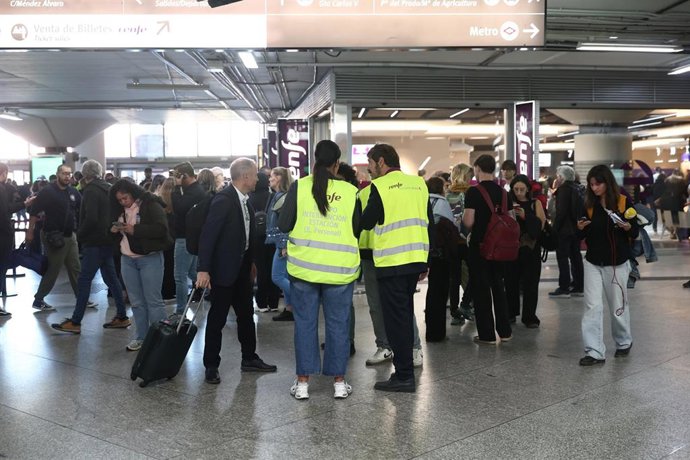 Trabajadores avisan a los pasajeros de la cancelación de sus trenes en la estación Madrid Puerta de Atocha Almudena Grandes, a 28 de octubre de 2026, Madrid (España), a raíz del accidente de Urda (Toledo).
