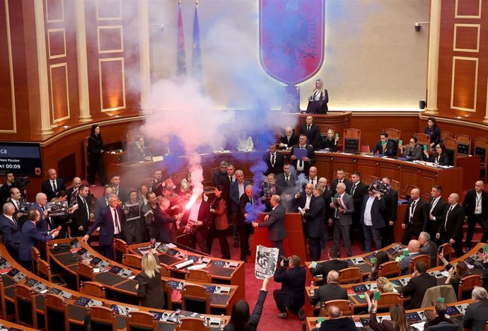 Diputados de la oposición asaltan el Parlamento de Albania con bengalas, a 29 de octubre de 2026 