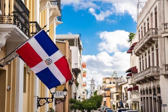 Archivo - Bandera de la República Dominicana en una calle.