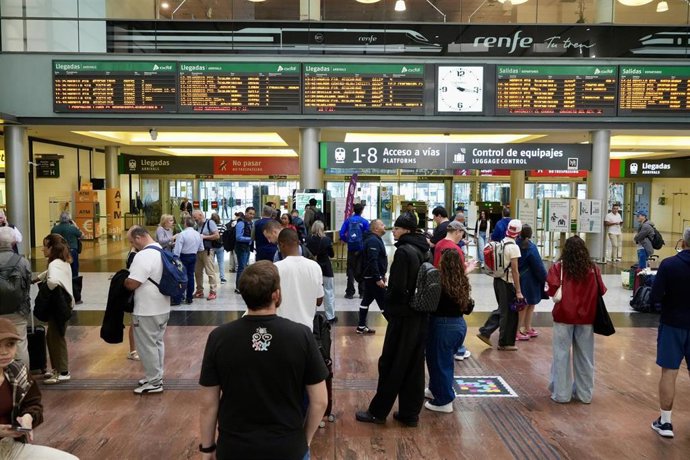 Viajeros en la estación de Málaga, María Zambrano, tras el accidente ferroviario ocurrido en Urda (Toledo) que ha obligado a interrumpir la circulación de la línea de alta velocidad Madrid-Andalucía. A 28 de octubre de 2026 en Málaga (Andalucía España). 