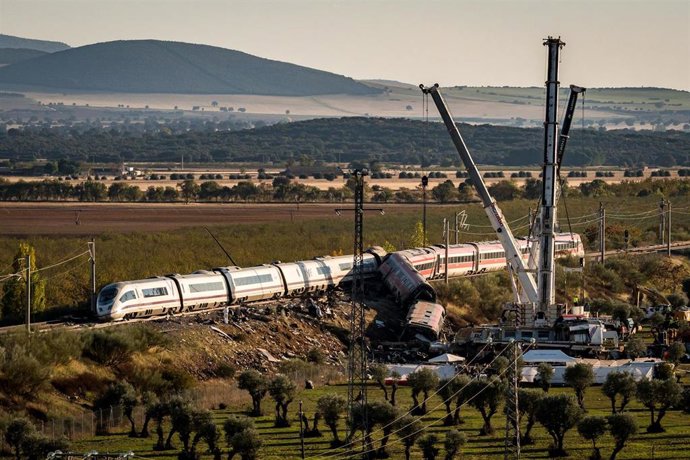 Vagones descarrilados en la zona del accidente ferroviario en Urda, a 29 de octubre de 2026, en Urda, Toledo, Castilla-La Mancha (España). 