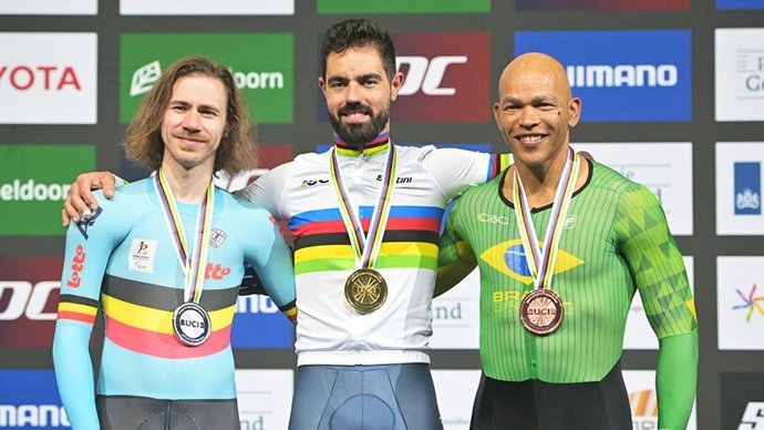 Alfonso Cabello posa com sua medalha de ouro na prova de 1 km C5 do Campeonato Mundial de Ciclismo de Pista Paraolímpico de 2026