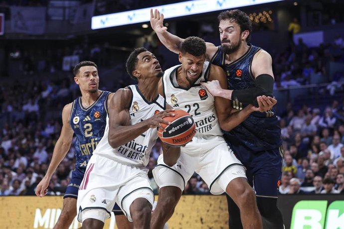 Theo Maledon y Walter Tavares durante el Real Madrid-Fenerbahce de la Euroliga 26-27