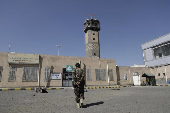 Archivo - Imagen de archivo de un combatiente hutí en el aeropuerto de Saná (Yemen) 