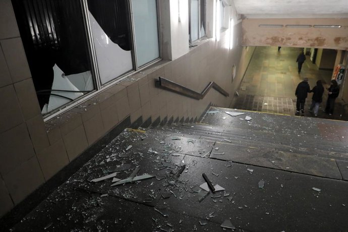 27 de outubro de 2026, Kiev, Ucrânia: Vidros quebrados na escadaria da entrada da estação de metrô Lisova, após um ataque com mísseis balísticos russos no distrito de Desnianskyi, em Kiev, Ucrânia, em 27 de outubro de 2026. As forças russas atacaram a cap