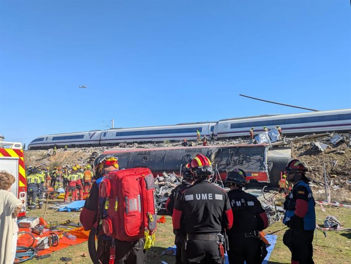 Agentes de la Unidad Militar de Emergencias (UME) trabajan en el lugar del accidente, a 28 de octubre de 2026, en Urda, Toledo, Castilla-La Mancha (España).