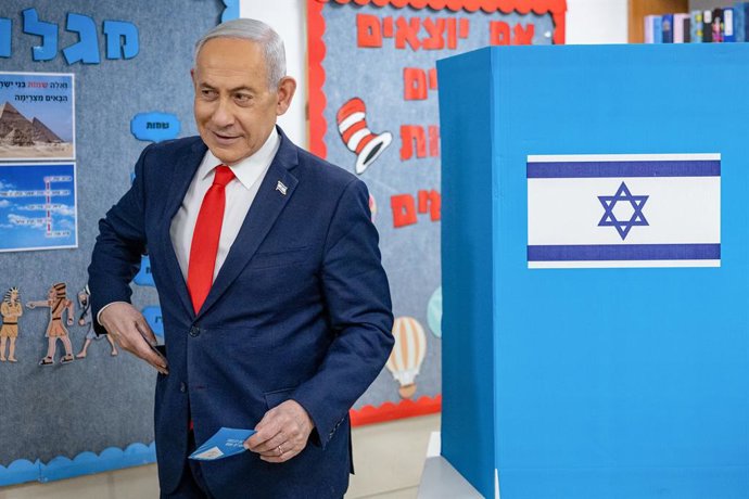 27 de outubro de 2026, Jerusalém: 27 de outubro de 2026, ---, Jerusalém: O primeiro-ministro israelense e líder do partido Likud, Benjamin Netanyahu, reage após preencher sua cédula em uma seção eleitoral em Jerusalém durante as eleições legislativas de I