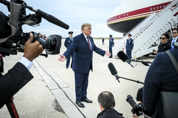 Archivo - El presidente de Estados Unidos, Donald Trump, habla ante la prensa antes de embarcar en el Air Force One en la Base Conjunta Andrews, en Maryland.