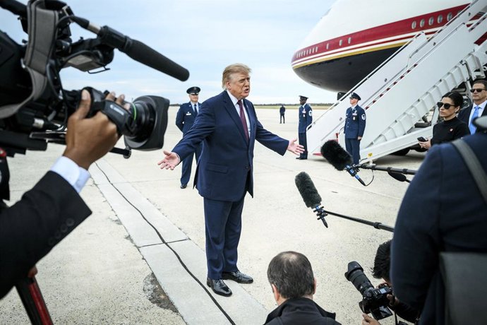29 de outubro de 2026, Base Conjunta de Andrews, Maryland, Estados Unidos da América: O presidente dos EUA, Donald Trump, fala à imprensa antes de embarcar no Air Force One na Base Conjunta de Andrews, em 28 de outubro de 2026, na Base Conjunta de Andrews