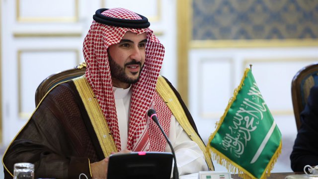 Archivo - El ministro de Defensa de Arabia Saudí, Jalid bin Salman, habla ante un micrófono en una reunión en Teherán, Irán.