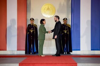 La presidenta de Perú, Keiko Fujimori, y el presidente de El Salvador, Nayib Bukele, se reúnen en la Casa Presidencial de San Salvador.