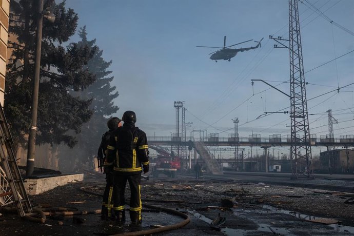 Archivo - Bomberos combaten el incendio provocado por un bombardeo ruso en la estación de tren de la ciudad de Kostantinovka.