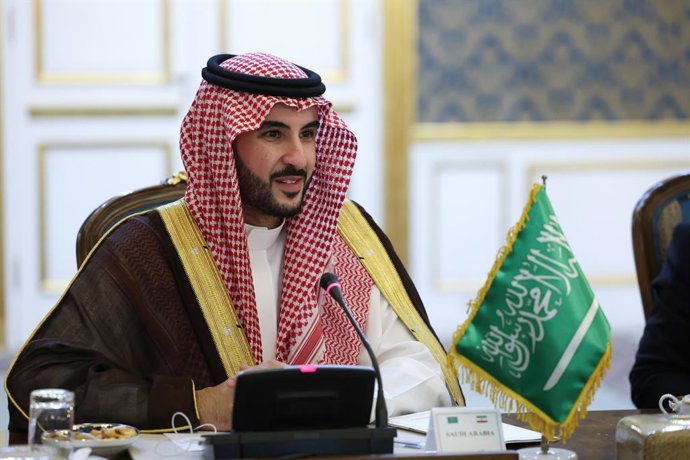 Arxiu - El ministre de Defensa de l'Aràbia Saudita, Jalid bin Salman, parla davant un micròfon en una reunió a Teheran, Iran.