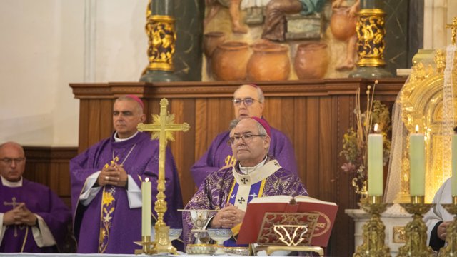 El arzobispo de Toledo, Francisco Cerro Chaves, durante una misa funeral por los fallecidos en el accidente ferroviario del pasado 28 de octubre, en la iglesia parroquial de san Juan Bautista, a 31 de octubre de 2026, en Urda, Toledo, Castilla-La Mancha